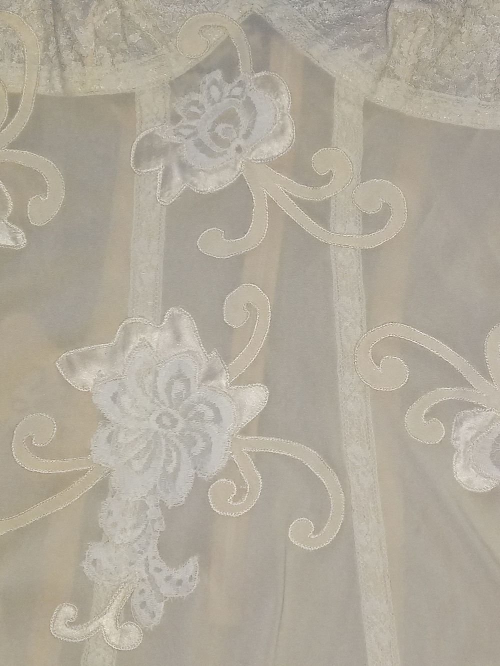 Dolce&Gabbana Vintage Y2K Ivory Colored Silk/Lace Camisole W/Floral Apliques - Picture 4 of 15